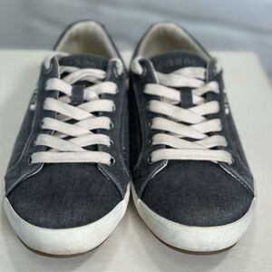 Women’s Taos Star sneakers. Dark gray. Size 9W.